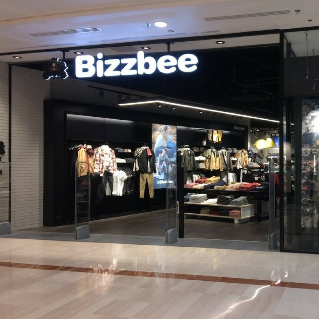 happychicgroup's tweet photo. "Voici la Une" à Périgueux ! @bizzbee débarque 🎉 https://t.co/yTbsMIAvtQ