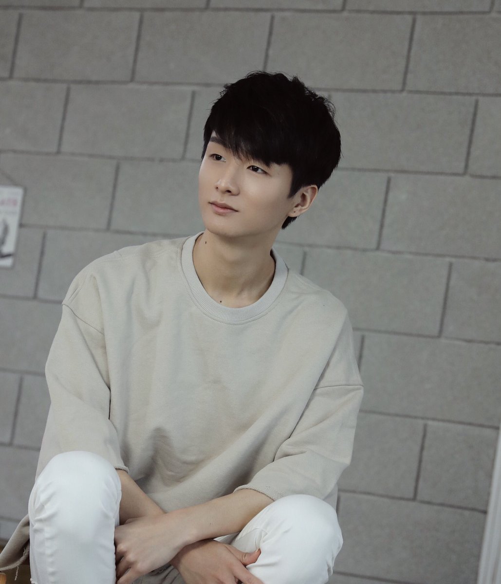 See you soon at 9pm! (KST) Come, join me on VLive &amp; YouTube! 잠시 후 9시에 2월의 라이브챗으로 만나요! 👉 vlive.tv/video/59801