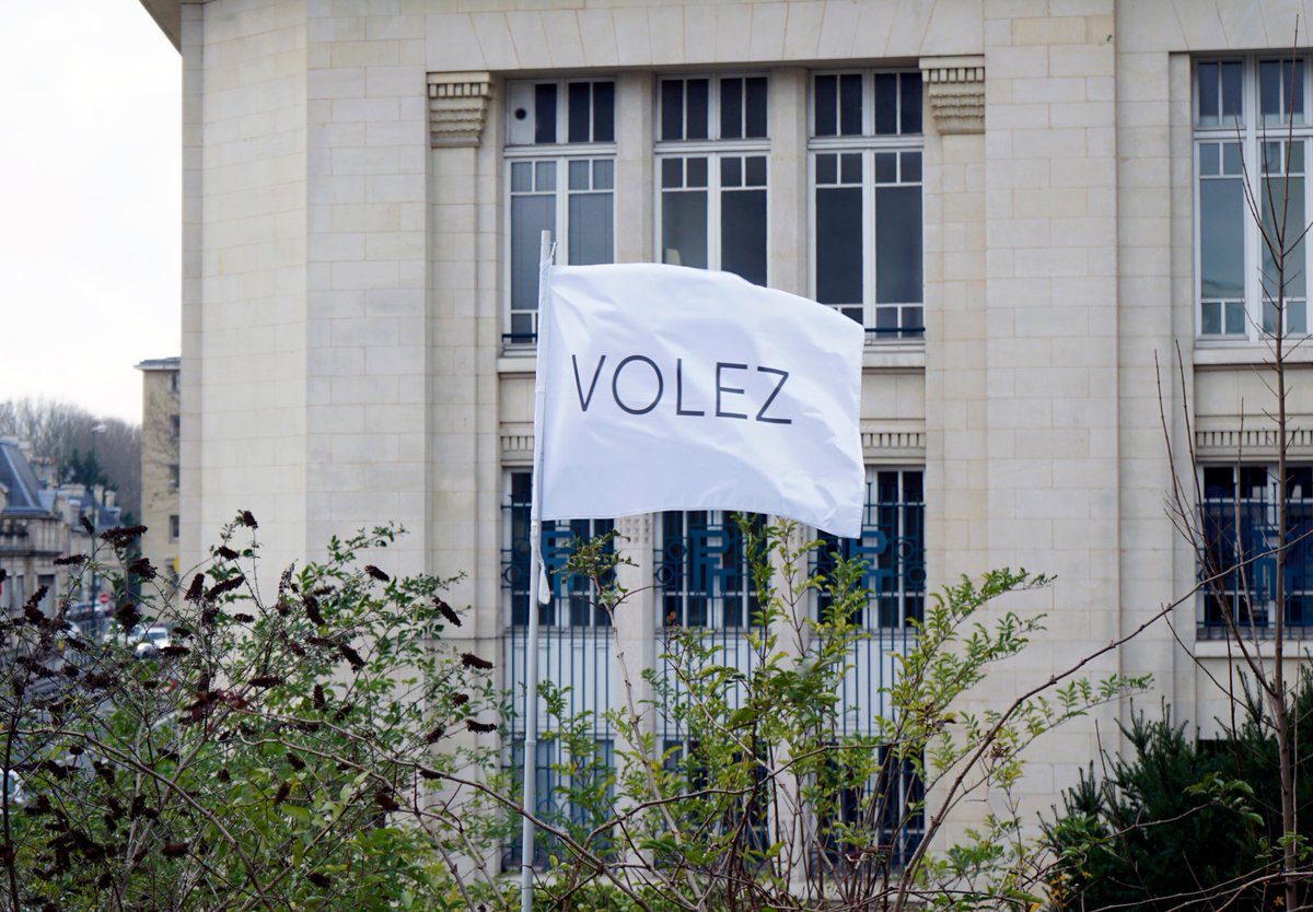 PHILÉMON VANORLÉ
CHEZ ANNABELLE, CYRIL, ANOUK ET MELVIL,
Ses œuvres intègrent le détournement, elles allient la fausse-bonne-idée et le trait d’esprit. Elles tentent de survivre à leur époque dans leur costume incongru, opposant à leur inutilité une compensation 
poétique.