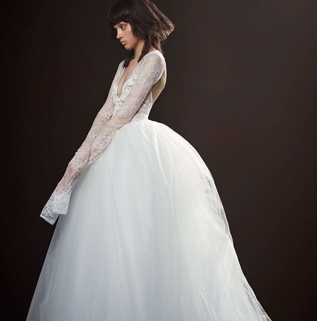 flashmodainout's tweet photo. VERA WANG #BRIDALSPRING #collection18 #exces #volum #richfabrics #flashmodainout #blogmagazine #follow4follow #f4f #verawang / see post in blog๐link in bioโ
https://t.co/Ub9sP3z70t https://t.co/fWGcgwH6D5