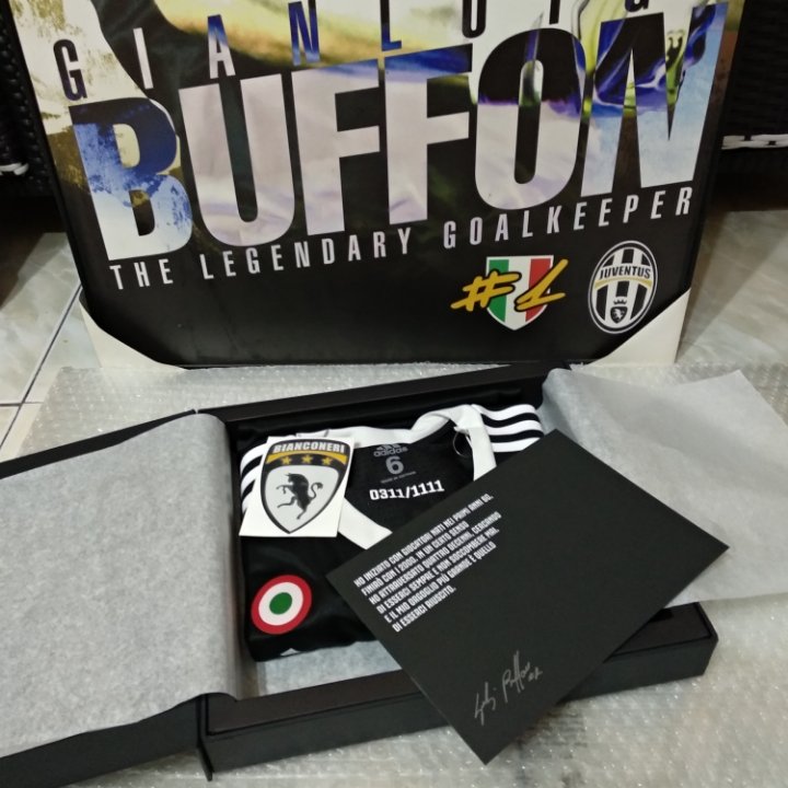 bianconeristore's tweet photo. Dalam rangka 10tahun BNCNR (2008-2018) @bianconeristore mau ngasi hadiah Buffon boxset limited edition yg diundi tanggal 29-31 Februari 2018, syaratnya retweet twit ini. Gudlak #ahelah  cc @FootyJokesID https://t.co/KZxp5tcvby