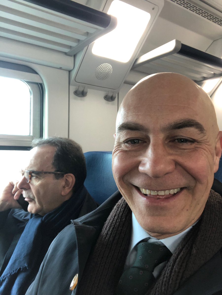 Vaccaro_G's tweet photo. Sul treno per Ciampino con @s_parisi . Oggi siamo in giro per mercati ed imprese per #tornaregrandi #ElezioniPolitiche2018 https://t.co/qjjkw54A0a