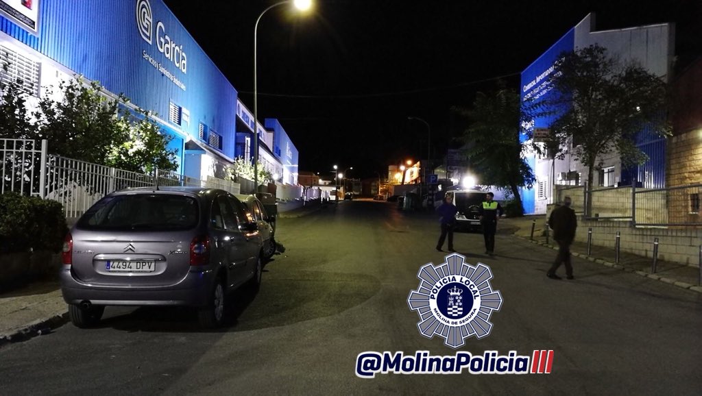 MolinaPolicia's tweet photo. Anoche, 22 horas, calle Jake, Polígono El #Tapiado, un vehículo causó daños a dos estacionados y se fugó del lugar. Sospechamos de una furgoneta, color gris claro, que debe llevar daños en la zona delantera derecha.
Si ves algo 📞
Seguimos investigando las cámaras de vigilancia. https://t.co/symBR1bivG