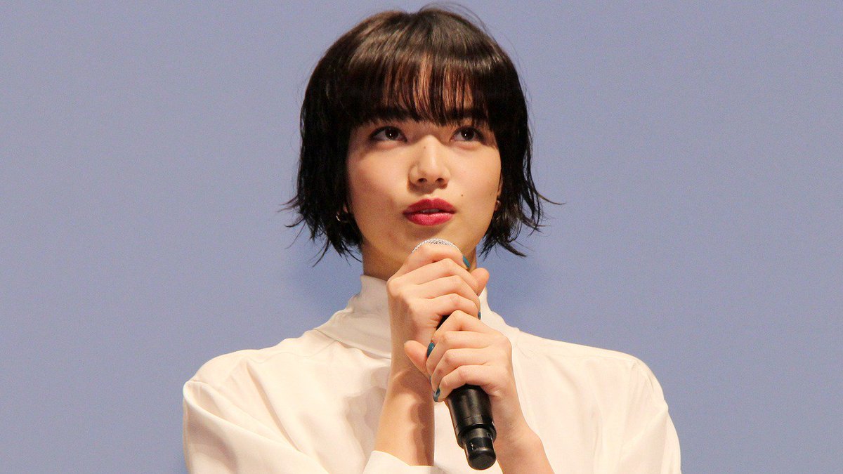 Onm Twitterren 小松菜奈ばっさり黒髪ショートに ロングの時より垢抜けた 小松菜奈 ばっさり黒髪ショートにイメチェン 白ブラウス 個性派スカートでクールに T Co Wcadxzyvit Mina ミーナ 主婦の友社 小松菜奈 坂道のアポロン 黒髪ショート