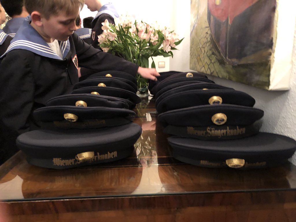 JoManola's tweet image. Die Wiener Sängerknaben sind auf #Spanien-Tournee. „Kleine Botschafter Österreichs“ in der Residenz des österreichischen Botschafters #Madrid. Willkommen Mag. Christian #Ebner