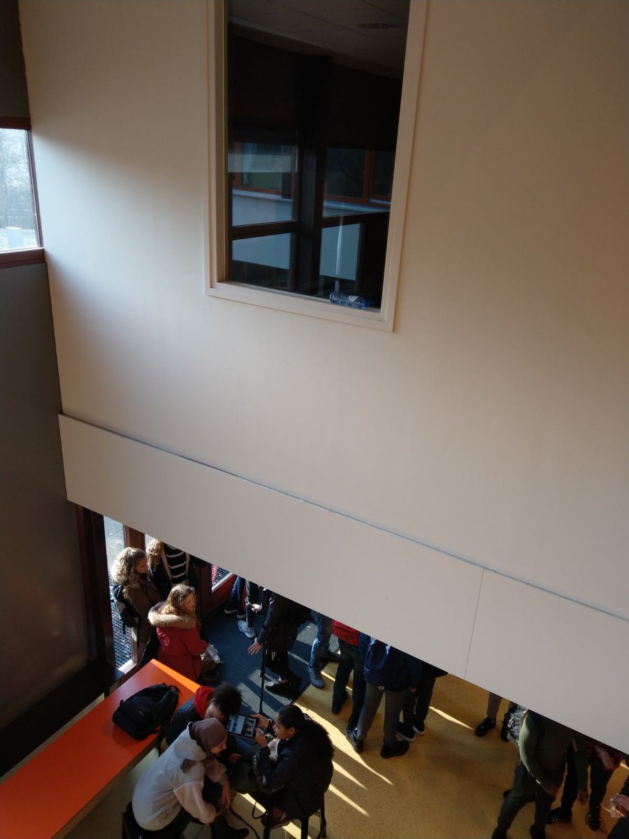 deafvalbutlers's tweet photo. Gespot op het #ErasmusCollege. Even inzoomen op het raam, tweehoog. Je zou er bijna bonuspunten voor geven...
#trashbashztm #afvalbutlers #tweehoog #plastic #maarhoedan @ErasmusInfo @ONC_Parkdreef @HetAtriumPro @Alfrink @StedelijkColl https://t.co/bAuKB6VTur