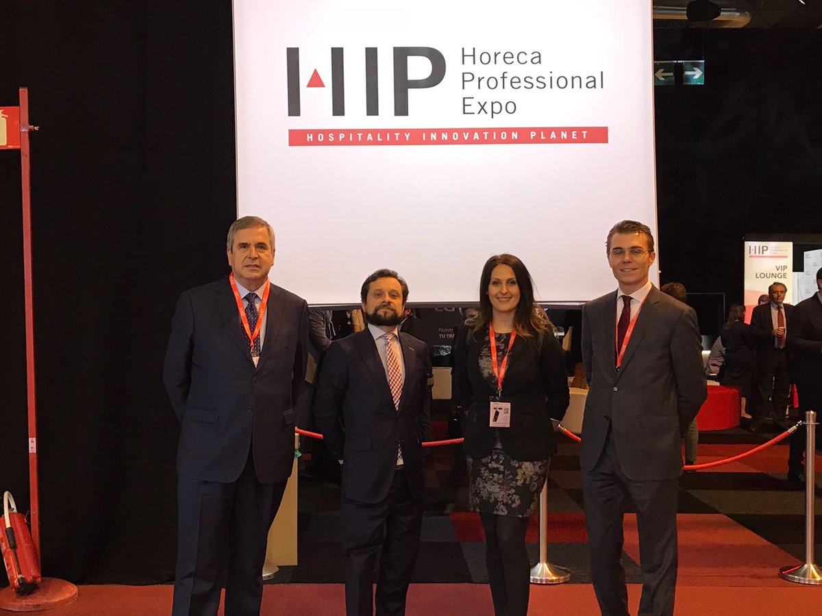 Foto en la que aparecen cuatro compañeros de ILUNION Lavandería y Servicios a la Hostelería que visitan estos días la feria