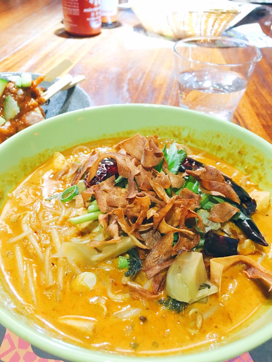 Creamy coconutty #Laksa 🍜🥥
I know it’s not authentic guys yet I can’t help but love a hot bowl of soup #noodles in this cold weather and it’s not that spicy so I know I can defo handle it 🙈🌶
#Thaifood #Soupnoodle