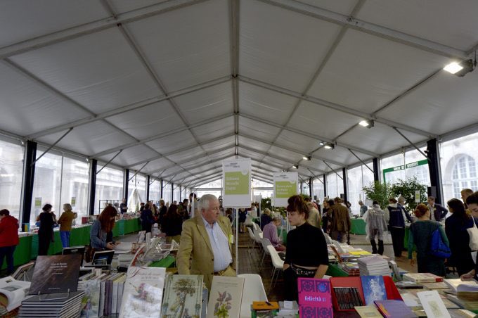 FHA_Festival's tweet photo. [APPELS] Dernières chances pour participer #FHA18 :  
- tenez un stand au salon livre &amp; revue d'art (23/02)→https://t.co/TmfRKa3FRA
- proposez un #film pr Art &amp; Caméra (28/02)→https://t.co/W10YCoVYmm
- présentez votre recherche au concours #MT180 (4/03)→https://t.co/AzKfp0Pruj https://t.co/SpLPhx0p46