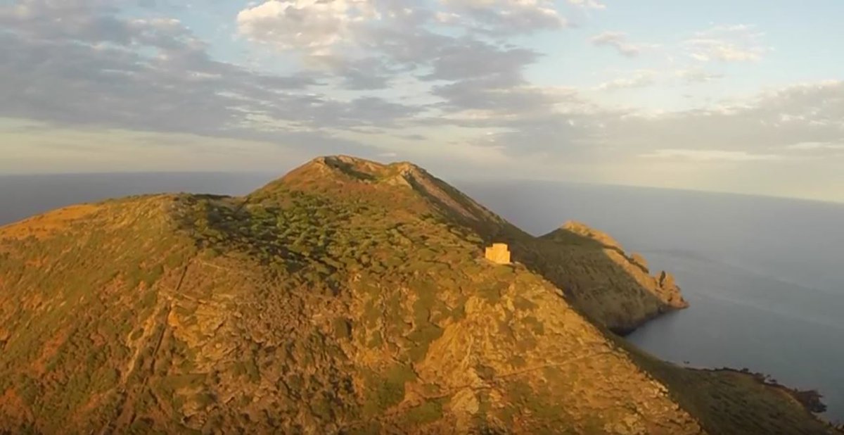 pivettiladige's tweet photo. #Sicilia, straordinario volo col #drone sopra Linosa. La piccola perla dispersa tra #Europa ed #Africa resta uno degli approdi più remoti e affascinanti del #Mediterraneo. Per gente da #isole... IL VIDEO: https://t.co/HHrDuKkPO0 #sicily #lampedusa #Pelagie #isola #littleislands https://t.co/qIGGyIU5v1