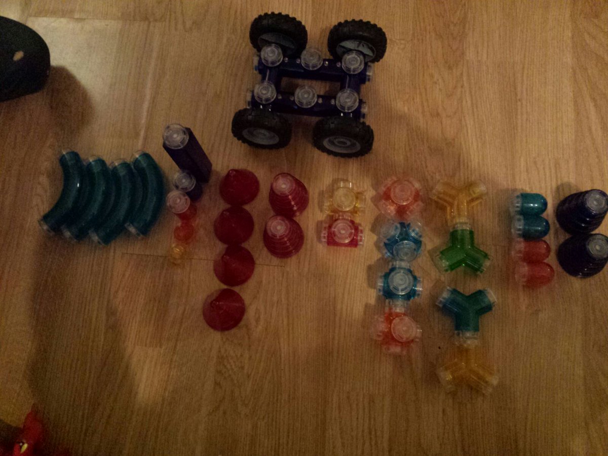 vbersach's tweet photo. Vaig comprar el magnetic blocks de PLKids, 32 peces, d'acord. A les instruccions diu quines peces hi ha i et proposa més de 20 figures. Les peces de les instruccions no són les que hi ha dintre. Conclusió no pots fer les figures. Puc reclamar? Alguna solució? @AbacusCoop Gràcies https://t.co/4rfuz3Lzb5