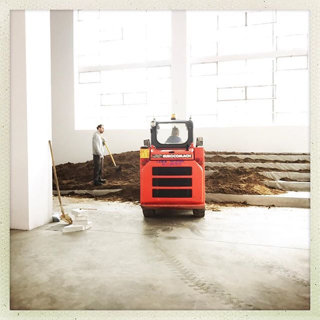 È iniziato #allestimento della #mostra di #FatmaBucak. #Dal 6 marzo 2018. #installation  #exhibition #terra #rose #Damasco #artecontemporanea # ift.tt/2Cbg916