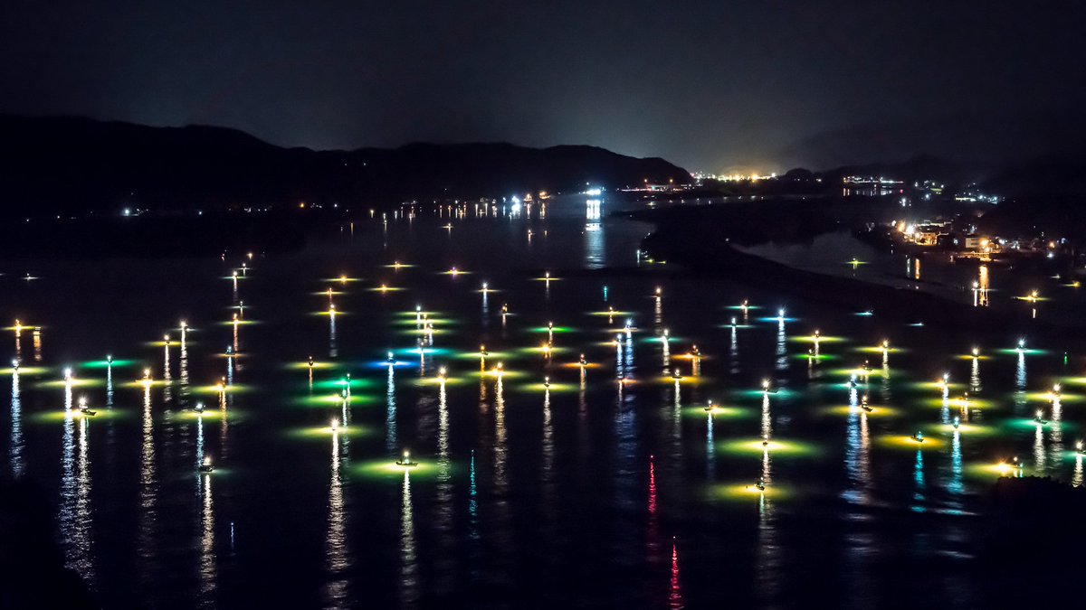 きのうの高知・四万十川のシラスウナギ漁。たくさんの船が出てくれて