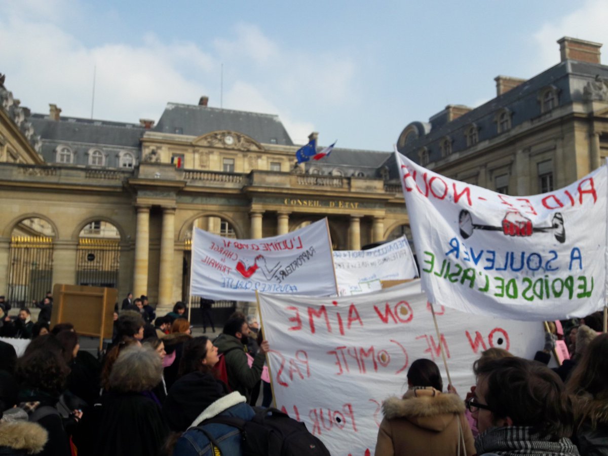 CNDAenlutte's tweet photo. Devant le @Conseil_Etat ! " On veut une VRAIE juridiction ! " " La loi @gerardcollomb on en veut pas ! " Au cas où cela ne serait pas suffisamment clair depuis 9 jours !!! #CNDAengreve #asile #refugies #PLAsileImmigration https://t.co/2WP3grsJEw