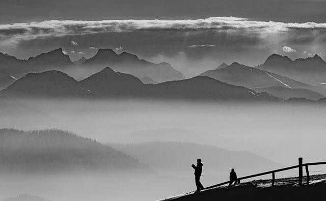 A cool photo taken by our photographer Thomas
Hiker in the mountains  taking a picture #tegernsee  #winterwonderland  #virtualreality #marketingdigital #marketing #virtualrealitymarketing #destinationwedding #destinationmarketing #wheretogo #worklifebalance #placetobe