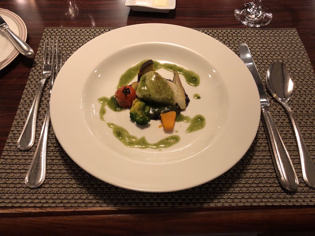 金バエ 禁酒1日目 Twitterren 紳士のマナー ナイフとフォークは 外側から使い 料理を食べたら そのまま下げてもらう そして新しい料理が来たら また外側から使う それではフィッシュスプーンで フィッシュを喰らいます ɷ