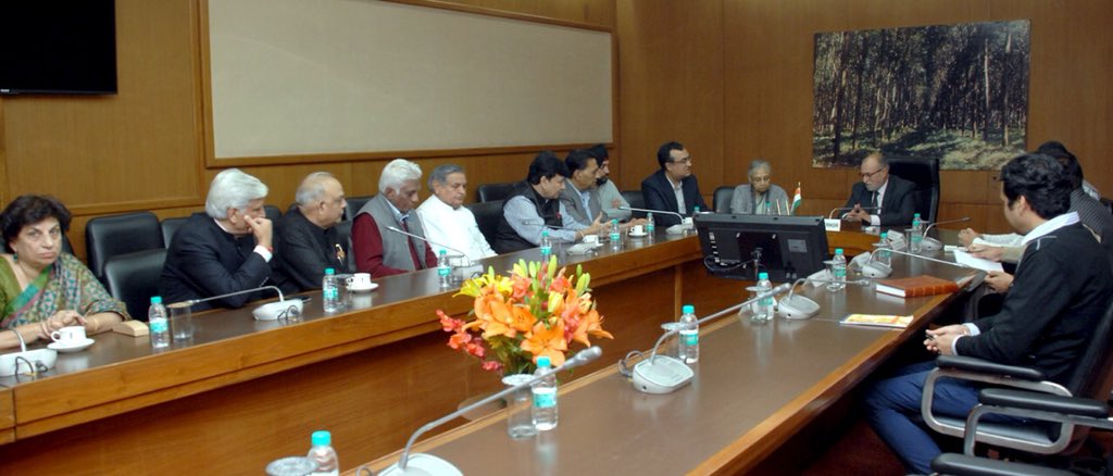 ajaymaken's tweet photo. Today @SheilaDikshit ,myself with former Speakers of Delhi Assembly and former Cabinet Ministers of Delhi Govt met Lt Governor

Our demand-Provide adequate security to officers &amp; take action against hooligans!

Kejriwal should Apologise-Delhi deserves better😡 https://t.co/DeiEvBw3mH