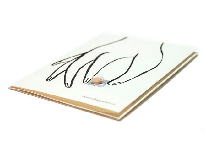 Nos gusta salir de lo convencional, experimentar con ediciones artesanales. En el poemario ‘Autodiagnóstico’ realizado para <a href="/Undermount_/">UNDERMOUNT</a> con poemas de <a href="/YolandaJoyita/">Yolanda Joyita</a>, jugamos con ilustración, plegado en doble cruz e incrustación de una pastilla bit.ly/2sKcO5e