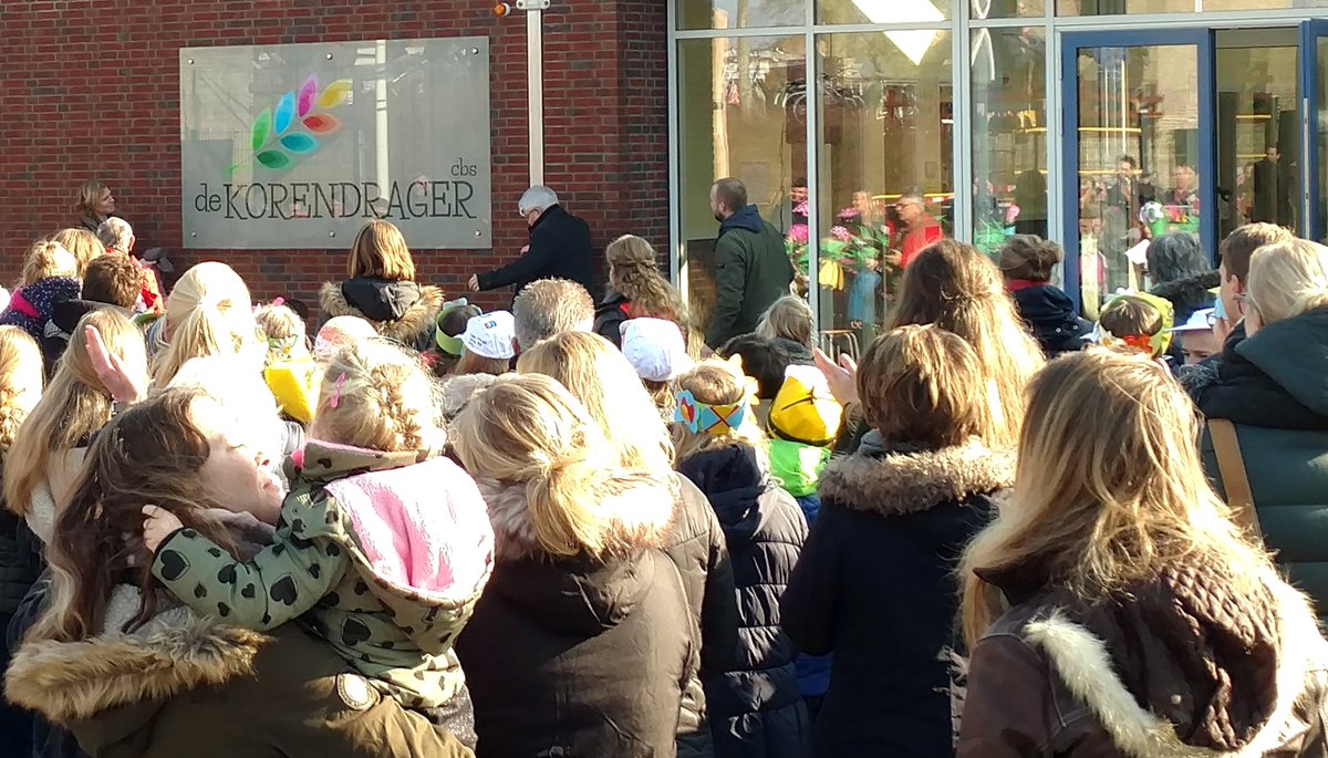 Terp_10's tweet photo. Het is koud, de zon schijnt. Het plein staat vol belangstellende ouders, beppes en pakes. Basisschool de Korendrager in #Franeker houdt haar officiële opening. Wethouder @CarolinedePee onthult het nieuwe logo (dat wij mochten maken). https://t.co/fTjuyjUNVi