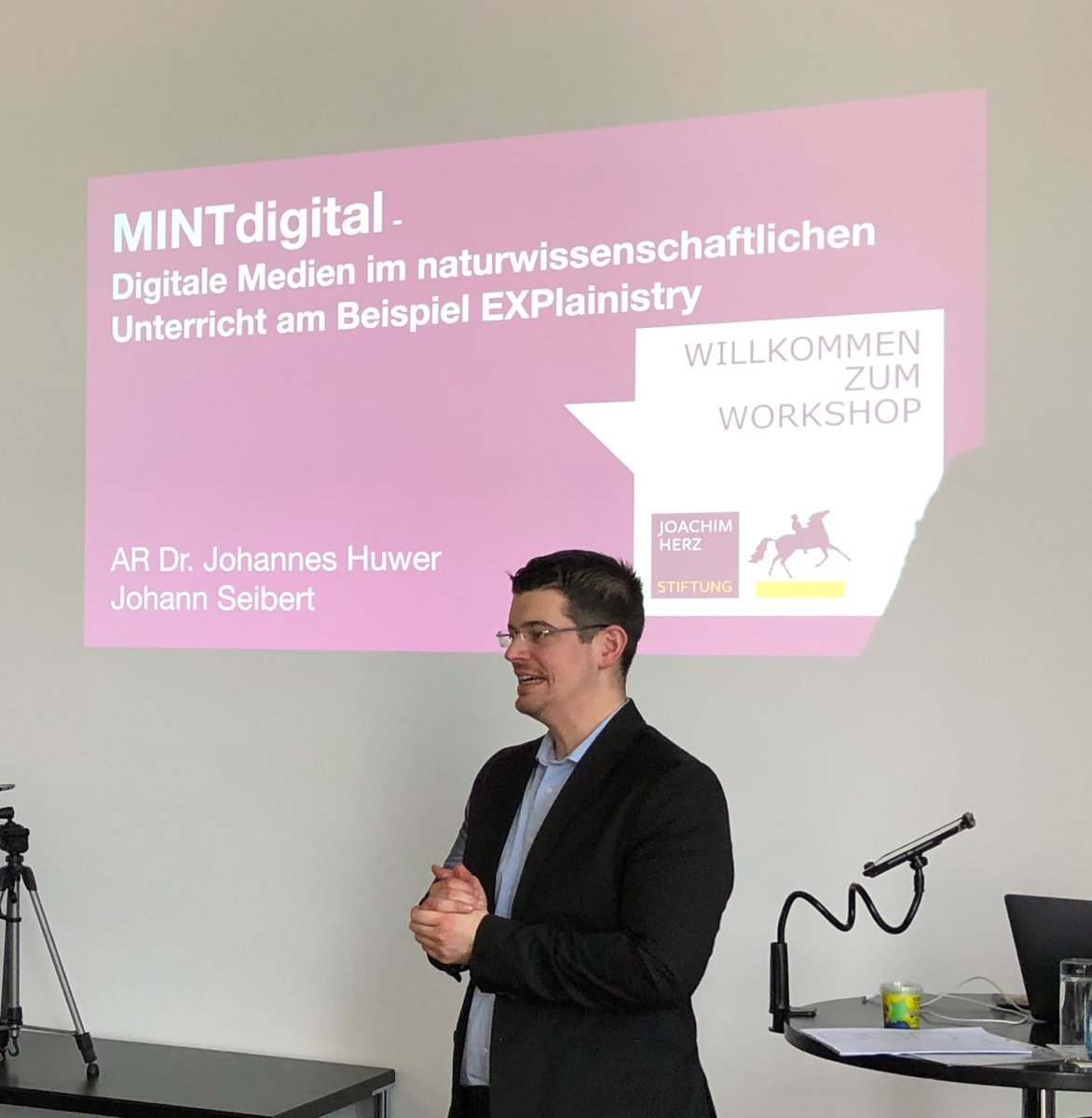 johuwe's tweet photo. Erfolgreicher Beitrag der Universität des Saarlandes auf der Didacta (Keynote & Workshop) #DidaktikderChemie #MINTdigital welchen Beitrag leisten digitale Medien im MINT Unterricht? Jetzt neu: Toolbox für den Unterricht #JoachimHerzStiftung https://t.co/Zjt4Dy53W9