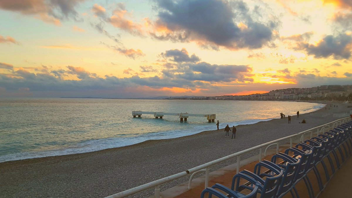 HoJacoba's tweet photo. Quand le #ciel  et la mer se donnent un air de #Carnaval  ... 🎉
#sunset #colors #nice06 #cotedazurfrance #Travel #Photography  #sky #landscape  #SEA https://t.co/wbWrPWWsvS