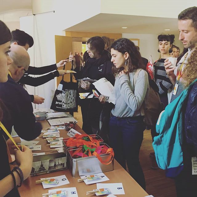 dissenygrafic's tweet photo. Bosses i llibres dels #premispfg #gaudeamusprojecta
Bolsas y libros de los #premiospfg #gaudeamusprojecta https://t.co/CQWiht6DrE https://t.co/Yt1Y9TSJE7