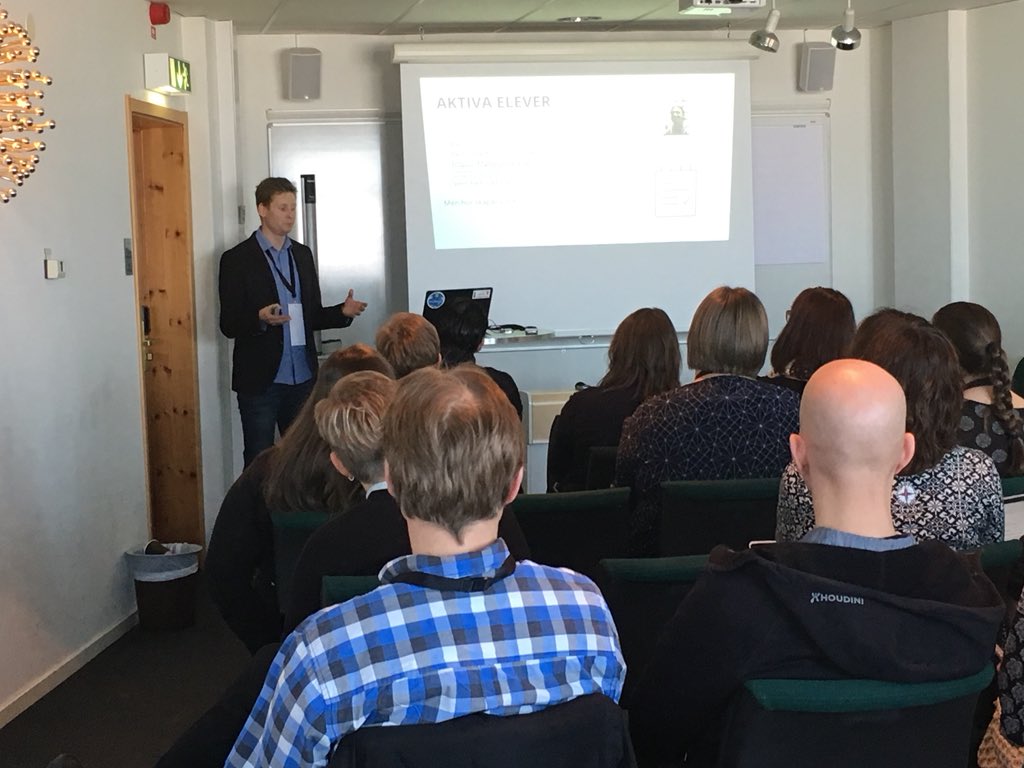 Cakka_'s tweet image. Grymma dragningar på #mittlar2018 om allt från elevaktiv matematik med @jimmynordberg till #ProgrammeraMera med Karin Nygårds @grishund och #digitalisering överlag. Och inte minst snack med it-pedagoger i Härnösand om att det är dags att köra Geek Girl Mini även där😊👍