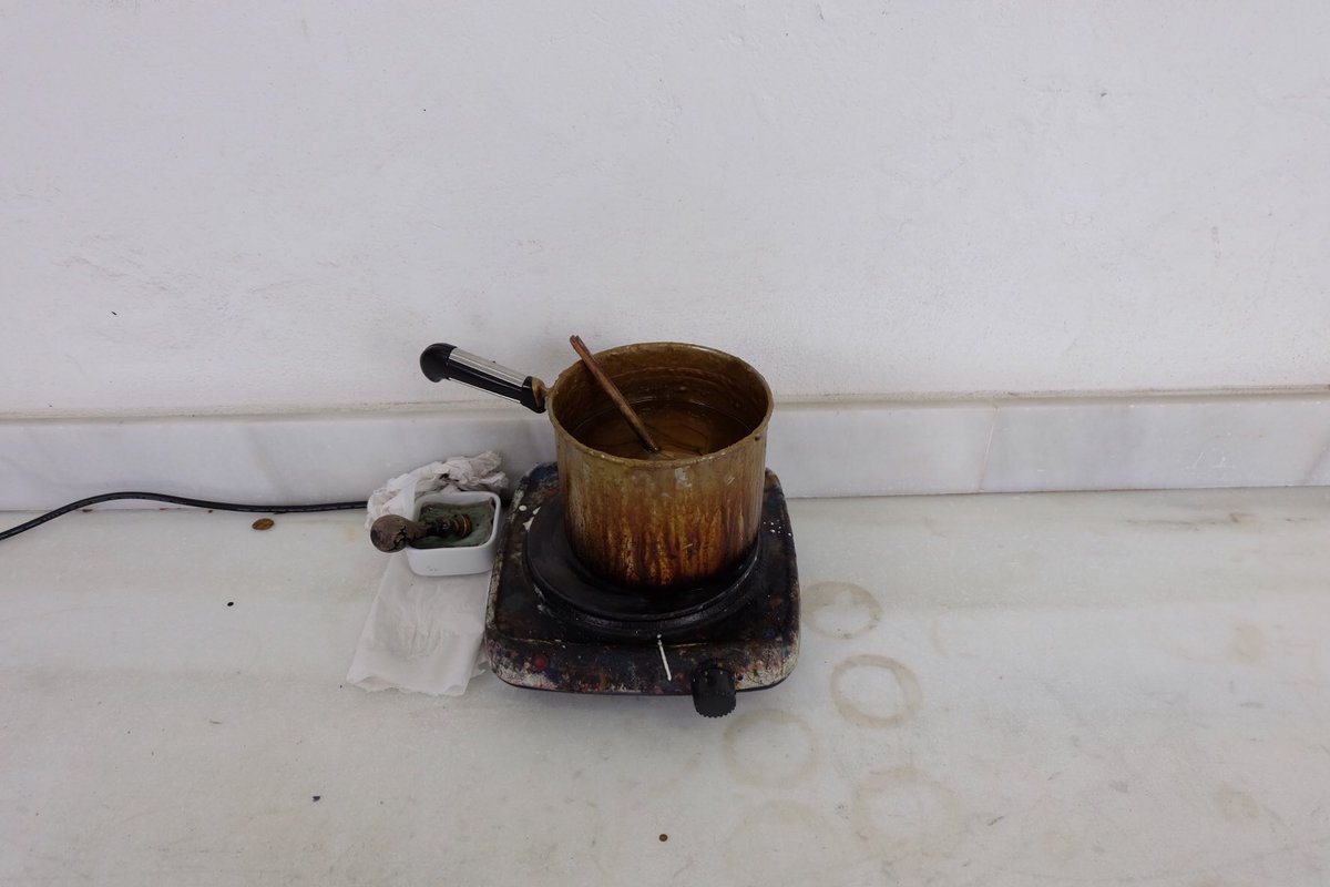 Doesn’t get more hands on: the waxing pot where all of <a href="/BODGASTRADICION/">Bodegas Tradicion</a> #sherry bottles are sealed 🙌