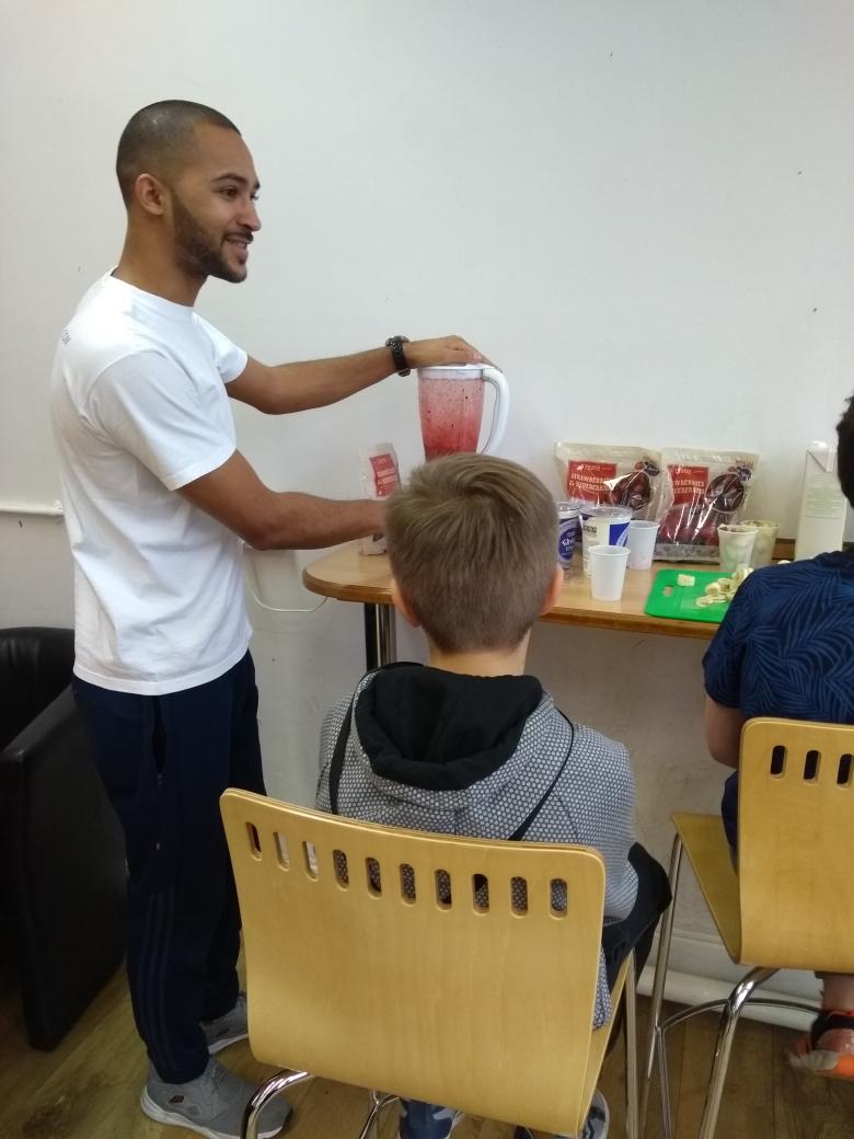 AmieRichards's tweet photo. We're all enjoying our smoothies at the #AlcesterGrammar @XLR8camps Healthy snacks all round! #healthy #halftermfun https://t.co/aFXAQvjVAz