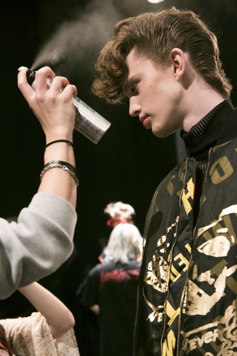 The combination of conservatively tailored pieces, punk sentiments, and bold slogans made this collection one of the most unique and captivating on the schedule - Underage AW18 at <a href="/LondonFashionWk/">London Fashion Week</a> theglasspineapple.com/blogs/catwalk/… @lucie_dumpling #lfw #aw18 #punk #londonfashionweek