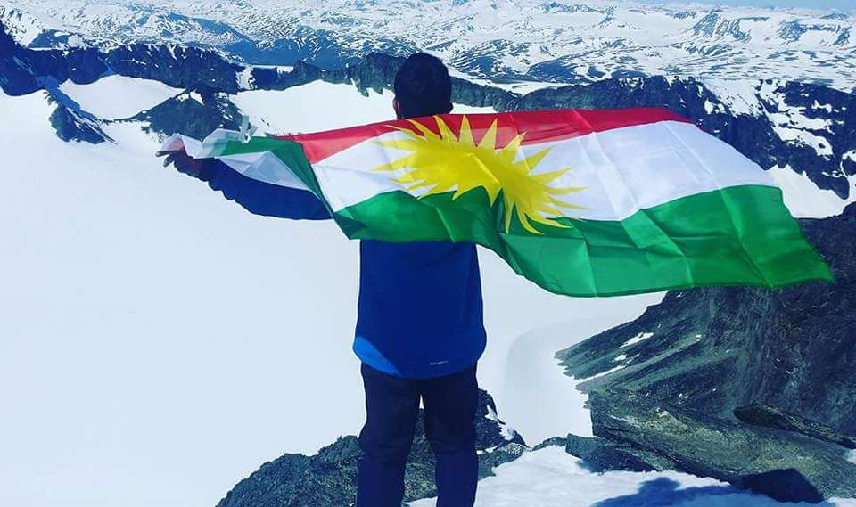 a_Emir_a's tweet photo. انا في الحبِ لا اجيد قراءة شعر الشعراء
فقلبي لك يكتب بحروف الهجاء
كلمات من القلب بالوان الحب والوفاء
ونبضاً ينطق باسمك ليعلو الى السماء
وحباً لم يذكر فالتأريخ ولابقصص الادباء
 باختصار احبك من الف _____الى____ الياء

Emîr Xaneqînî✏ من كلماتي https://t.co/lXK2HllKBB
