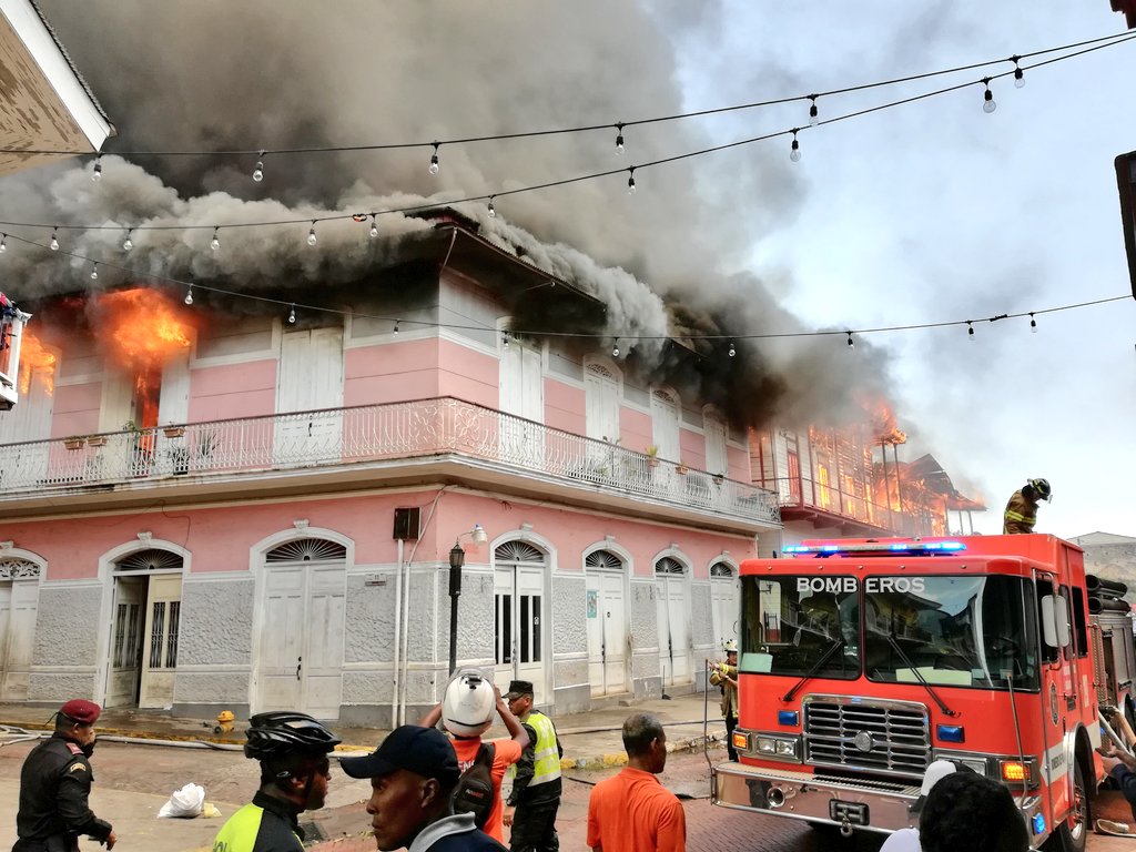Panamaalcaldia's tweet photo. Se registra incendio en #CascoAntiguo Personal de @BCBRP @ProtegeryServir se encuentran en el área. Precaución en esta zona. https://t.co/RhCVvzvFhx