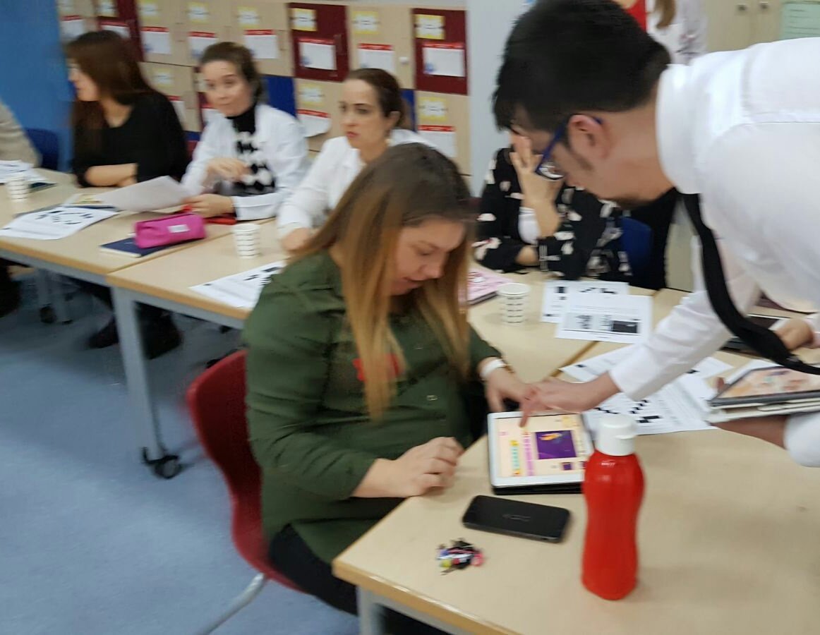 alicankzn's tweet image. Eğitim bitmeyen bir yolculuktur. 
Halkalı kampüsünde sınıf öğretmenlerimizle STEM çalışmaları kapsamında ScratchJr eğitimindeyiz 🏫👍 @halkali_bah @aylindundar11 @Ebrugultekin3  #bkegitek @ilker_eris @elifgurtan @TheUgurSaricam