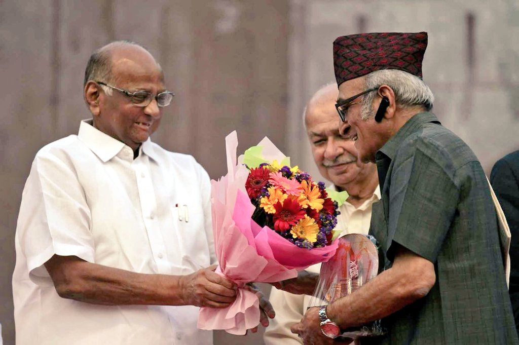 PawarSpeaks's tweet photo. बीव्हीजी ग्रुप आणि जागतिक मराठी अकादमी आयोजित ‘शोध मराठी मनांचा’ या कार्यक्रमाअंतर्गत अनेक ज्येष्ठ कलावंताचा तसेच सामाजिक क्षेत्रात काम करणाऱ्या मान्यवरांचा सत्कार करण्याचा योग आला. तसेच बीव्हीजी व अकादमीतर्फे माझाही सत्कार करण्यात आला त्याबद्दल त्यांचे आभार व्यक्त करतो. https://t.co/oTsQmkBOTn