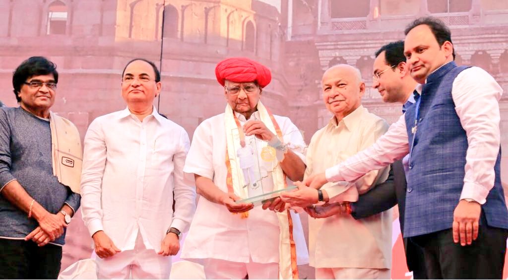 PawarSpeaks's tweet photo. बीव्हीजी ग्रुप आणि जागतिक मराठी अकादमी आयोजित ‘शोध मराठी मनांचा’ या कार्यक्रमाअंतर्गत अनेक ज्येष्ठ कलावंताचा तसेच सामाजिक क्षेत्रात काम करणाऱ्या मान्यवरांचा सत्कार करण्याचा योग आला. तसेच बीव्हीजी व अकादमीतर्फे माझाही सत्कार करण्यात आला त्याबद्दल त्यांचे आभार व्यक्त करतो. https://t.co/oTsQmkBOTn