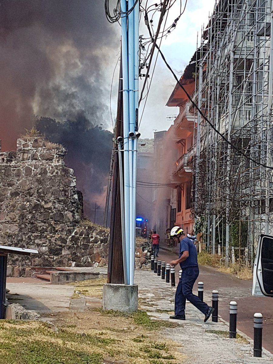 BlandonJose's tweet photo. Lamentable incendio en el #CascoAntiguo. Se quemaron la Boyacá y la Casa Francia. Gracias a Dios, no se han reportado víctimas fatales. https://t.co/WCuksEP3N8