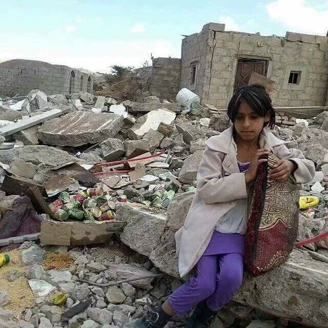 hamedrizq01's tweet photo. كان المنزل هنا .. كان يحتضن بداخله احلام هذه الطفلة .. قبل ان تأتي "مساعدات ال سعود" لتحيله الى ركام واطلال .. https://t.co/WB3Y08Ma23