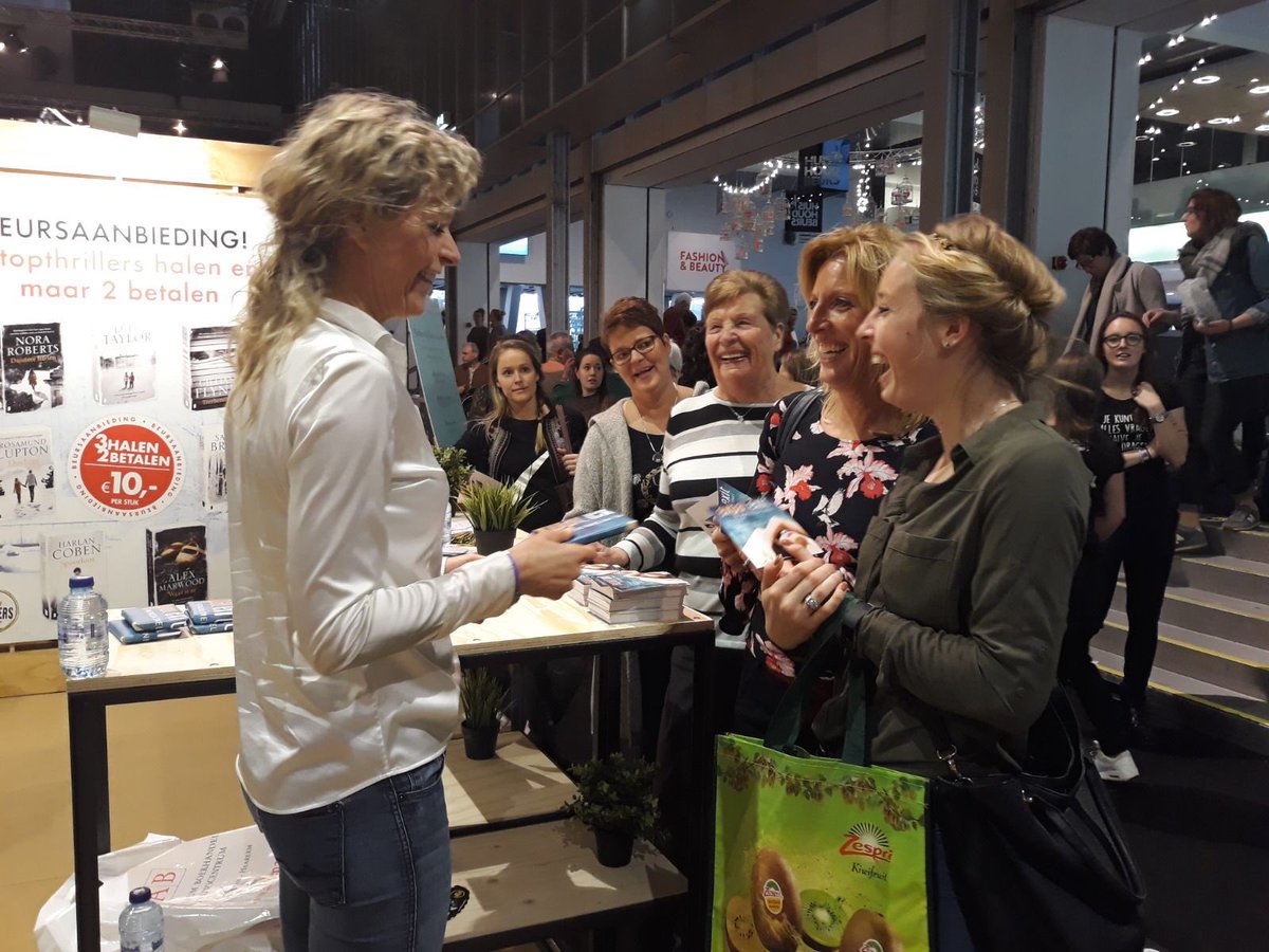 Patricia_Snel's tweet photo. Op de #huishoudbeurs met lezeressen @amboanthos @Bruna_nl #Expatexit ligt 28 maart in de winkel! https://t.co/aA0Iw5l0vM