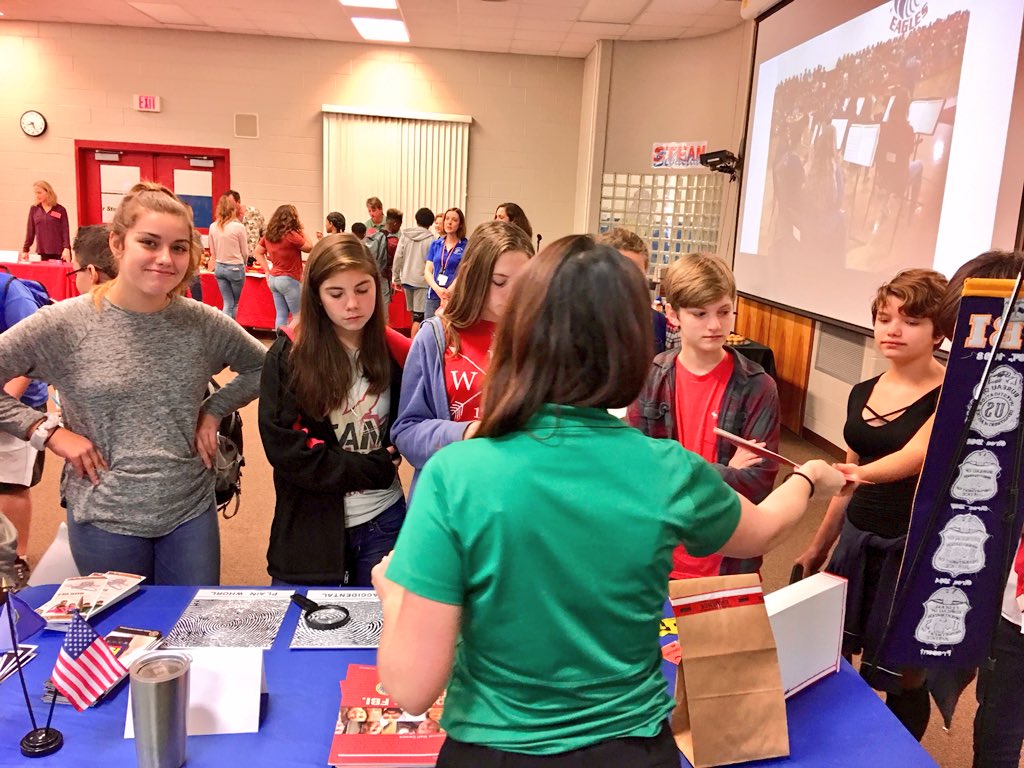 JayCBarbour's tweet photo. Thank you community business partners for making today’s #STEAM Career Fair a huge success! Hats off to Mrs. Barnard and her team for creating an exciting event where students were inspired by future opportunities! #STEM #careers @SMSeagles16 https://t.co/iUpzKdxWaZ