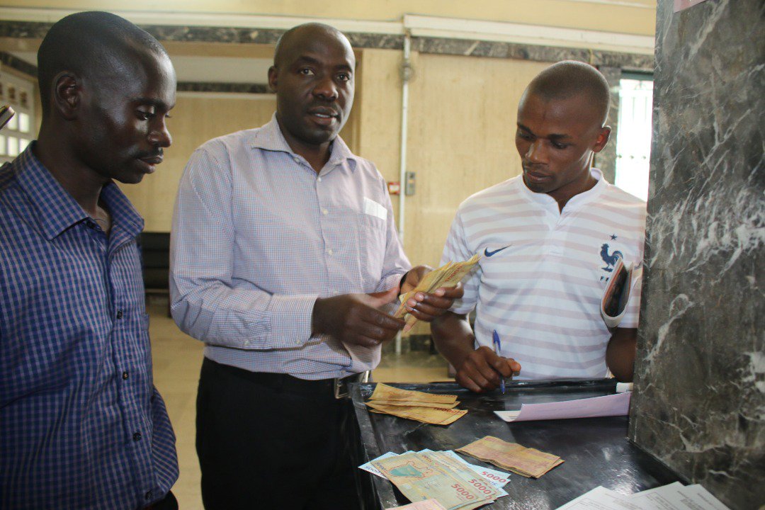Ikiriho's tweet photo. #Burundi Dans le cadre de répondre à l'appel du Président à la population de contribuer au financement des élections de 2020, l'Association des Vrais Combattants de la Paix(#AVCP) vient de déposer un montant de 601.400Fbu à la @BankiNkuru https://t.co/9MaFvO35Nv