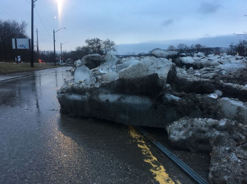 weathernetwork's tweet photo. Large EVACUATION ordered in #Brantford with flood risk. Buses are available to help. Massive amounts of ice on the road in #Cambridge after ice jam release + reports of a sinkhole on HWY 401 WB at Hwy24. Flood warnings continue. LATEST: https://t.co/k63tgHppAa #onstorm #onflood https://t.co/s9SATIGNOv