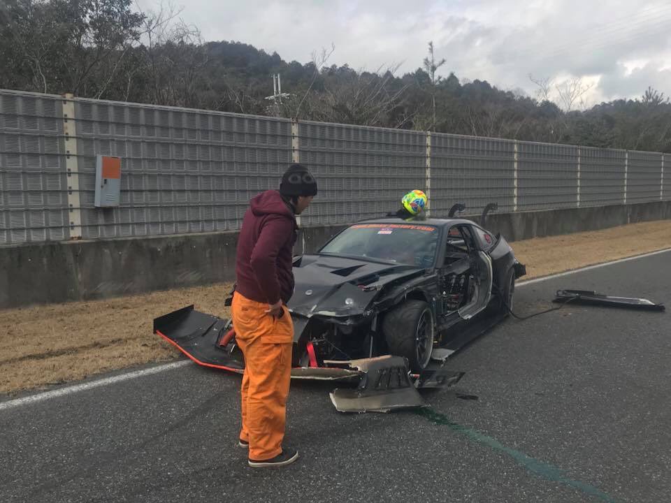 Yoshiki_drift's tweet photo. ブラックGが😭
上島さんが無事でなにより。
4速全開、200キロぐらいからのコントロール不能、壁にぶつかって100メートル4回転で飛んでいったそうです😳 https://t.co/PjQ1bnYAdt