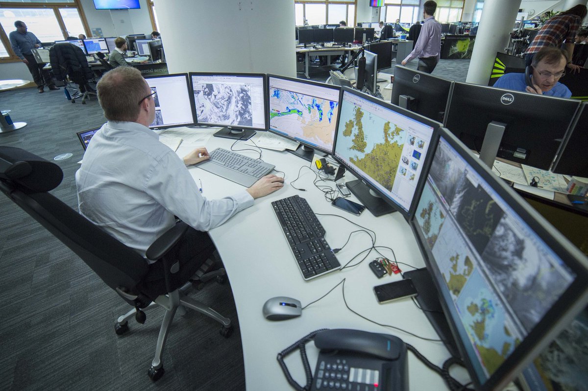 4 метеорологическая служба. Метеорологическое оборудование. Метеоролог на метеостанции. Метеорологическая служба. Метеорологическая площадка.