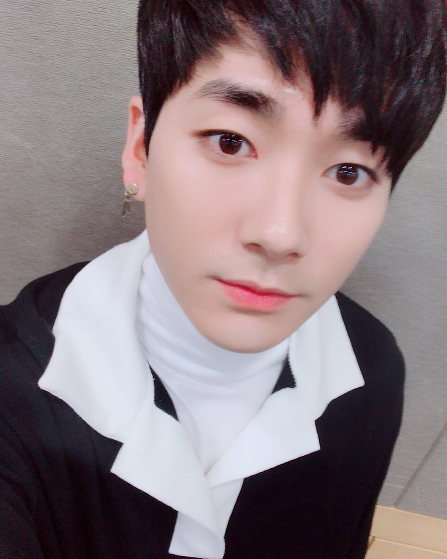 nuestsnaps's tweet photo. [ARON INSTAGRAM] nuestaron: 🐶 https://t.co/XBLe8K6dQc #kpopsnaps https://t.co/VtCbLO9RjS