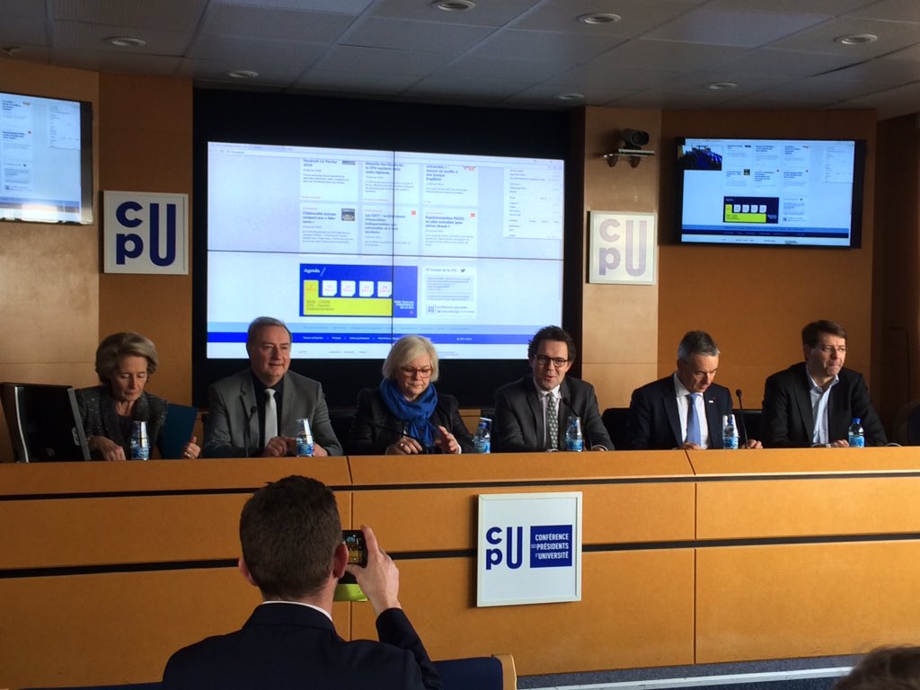 Signature de la convention cadre entre @CPUniversite <a href="/AVUF_officiel/">AVUF</a> <a href="/Fnau_urba/">FNAU - Fédération des agences d’urbanisme</a> @l_AdCF @villedefrance <a href="/France_urbaine/">France urbaine</a> : développer les territoires et construire l'avenir avec et par l'enseignement supérieur et la recherche <a href="/sup_recherche/">Ministère Enseignement supérieur/Recherche/Espace</a>