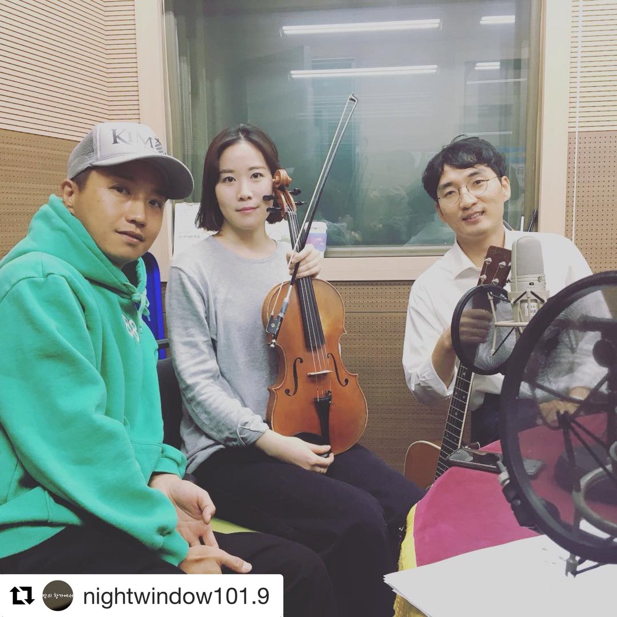NamooKwon's tweet photo. #Repost @nightwindow101.9
・・・
밤하늘의 별빛데이트 !
오늘은 봄이🌲 오는 이 대목에. 어울리는 남자.
늘 푸른 나무🌳가 생각나는 사람이죠.
권나무씨 모셨습니다. ^^😃
많은 애청 부탁드려요😄
#bbsfm #밤의창가에서 #별빛데이트 #이지형라디오 #권나무 #봄 #2842 https://t.co/7yJyBxirnY