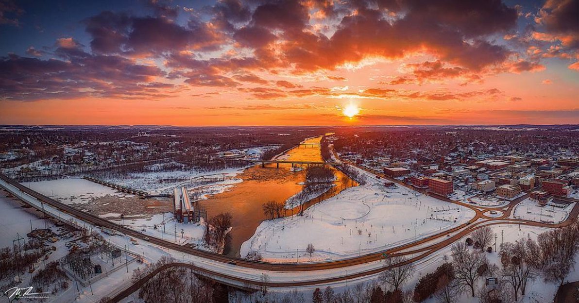 GoChippewaCty's tweet photo. A fiery sunset over Chippewa Falls captured by Mike Howard Photography  
#river #nature #water #travel #sky #beautiful #landscape #winter #sunset #sun #city #view #adventure #orange #amazing #naturelovers #outdoors #photography #happy #wanderlust #beauty #riverside #ChippewaFalls https://t.co/tYu31nw1op