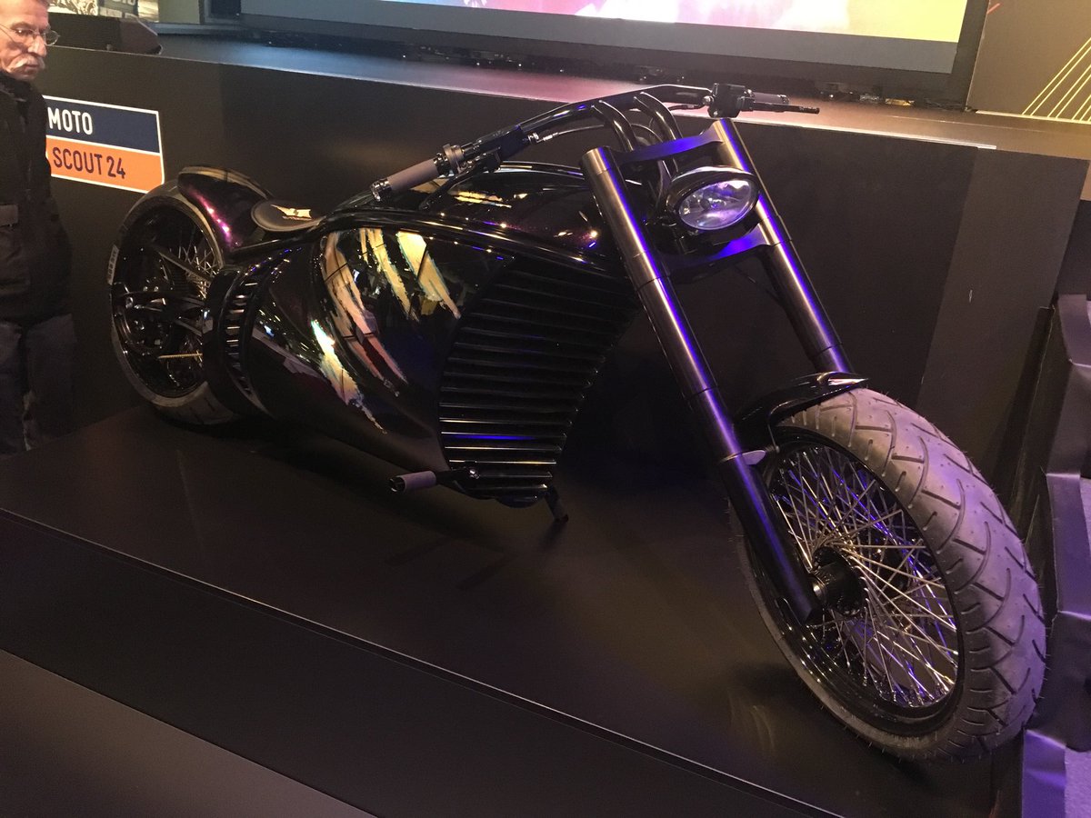 HSchneebi's tweet photo. Dunkel und gefährlich: #EBullet, das erste Custom-Elektro-Motobike der Welt. Man muss sich das mal vorstellen: das Ding hat 860 Newtonmeter Drehmoment. Das ist etwa so viel wie ein Lamborghini oder 6 mal mehr als meine BMW... Swiss-Moto, Zürich) https://t.co/JfPAtHDPUK