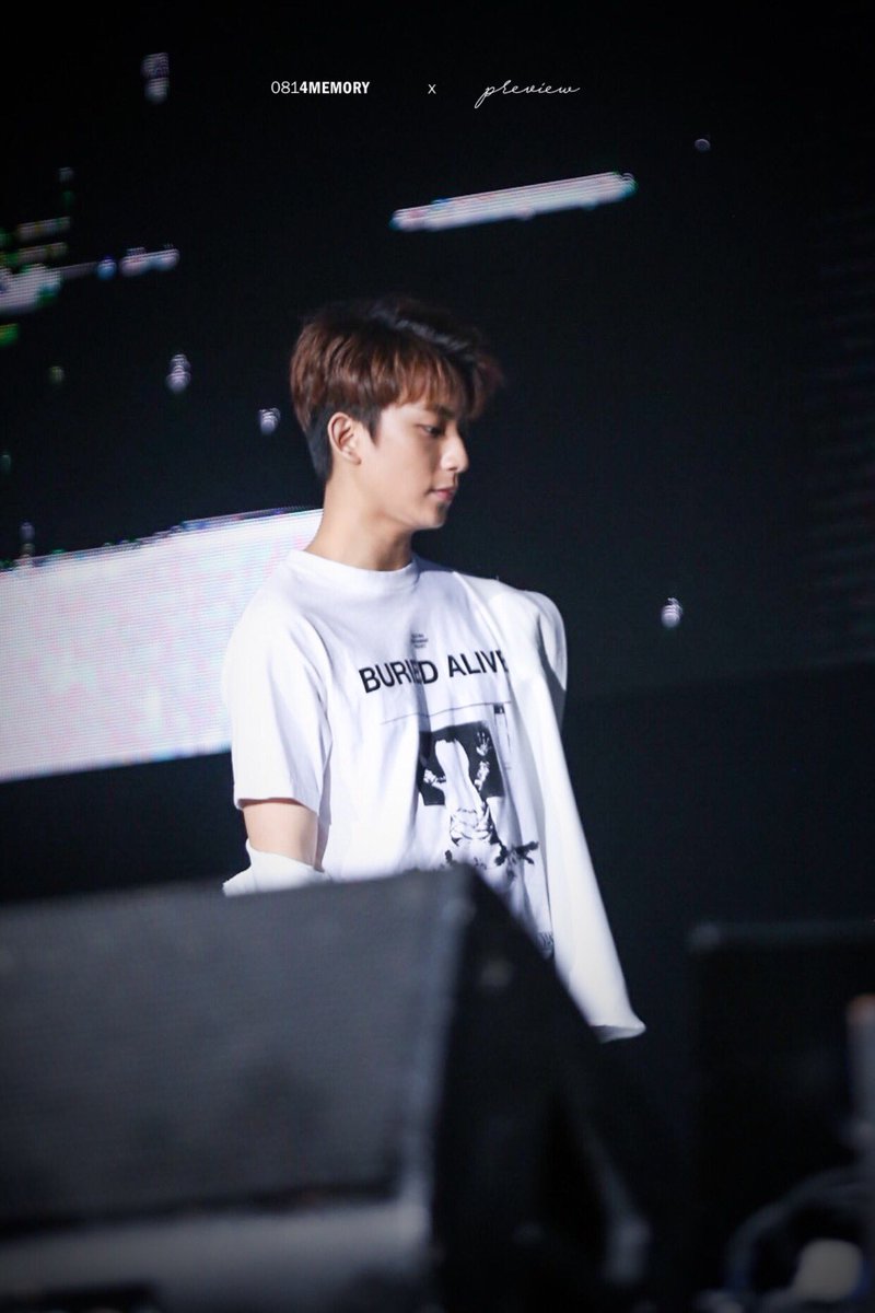 0814memory's tweet photo. 180221 싱가폴 Kstargram Concert #B1A4 #공찬 @B1A4_gongchan 오늘도 역시 최고 멋져 뿜뿜❤️🐶❤️ https://t.co/xbLVLdZj3I