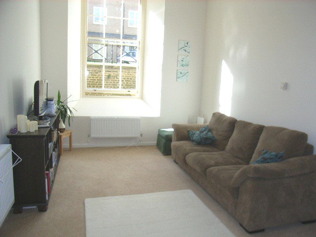 LOOK AT THE SIZE OF THOSE WINDOWS! If you're looking for a bright, welcoming #rental #property to call your #home then please contact me asap! Don't miss out! #rent #Gosport @PropertyHants <a href="/LeadersLimited/">Leaders</a> <a href="/Zoopla/">Zoopla</a> <a href="/rightmove/">Rightmove</a>